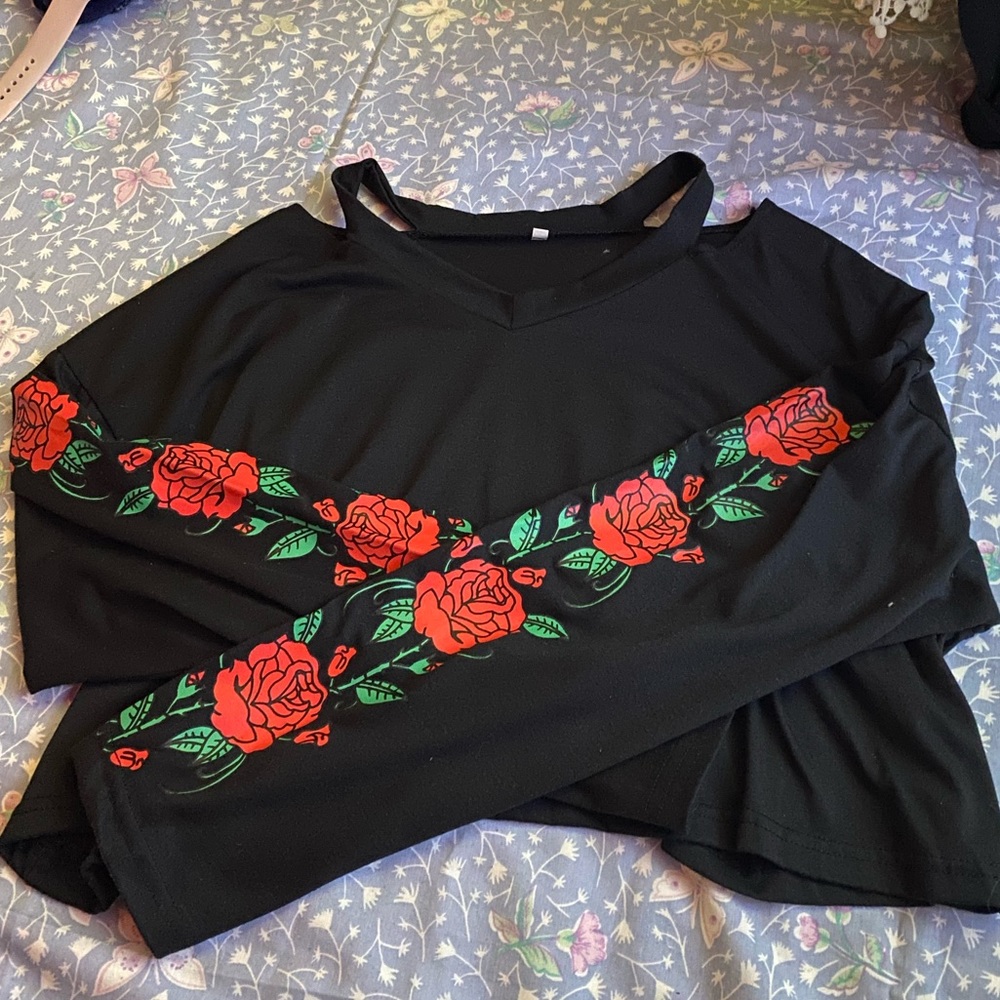 Black (ROMWE) rose on sleeve crop top size L